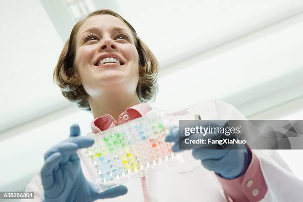 científico que retiene muestras médicas en laboratorio - pre trial fotografías e imágenes de stock