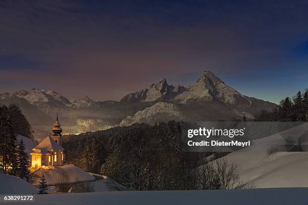 iglesia de maria gern en los alpes larga exposición en la noche - alpes de bavaria fotografías e imágenes de stock