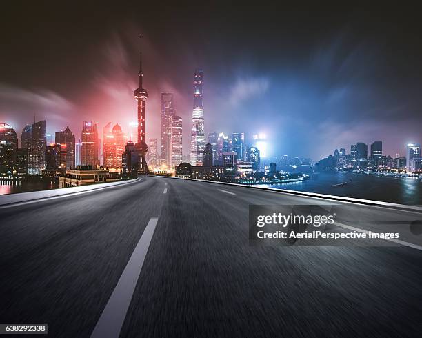 urban road - shanghai tower shanghai photos et images de collection