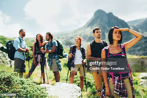 wanderer im berg - wildnisgebiets name stock-fotos und bilder