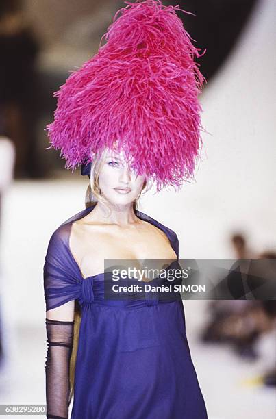 Le top model Karen Mulder défile pour Chanel lors des présentations Haute Couture Printemps/Eté 1994 en janvier 1994 à Paris, France.