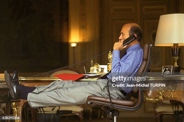 Alain Juppé décontracté dans son bureau du ministère des Affaires Etrangères le 2 septembre 1993 à Paris, France.