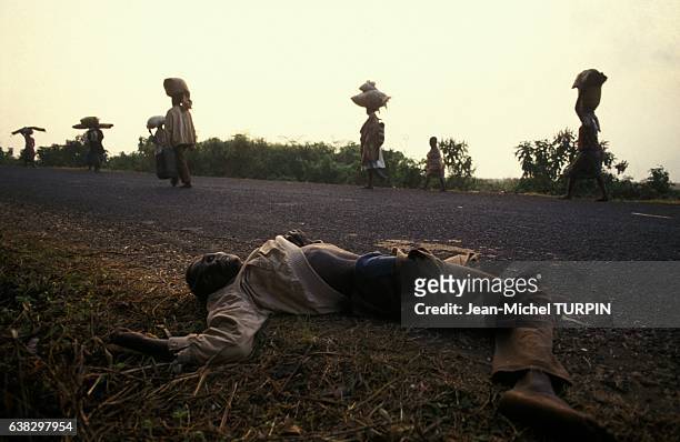 Image contains graphic content.) Cadavre au bord d'une route le 24 juillet 1994 à Goma, en République démocratique du Congo.