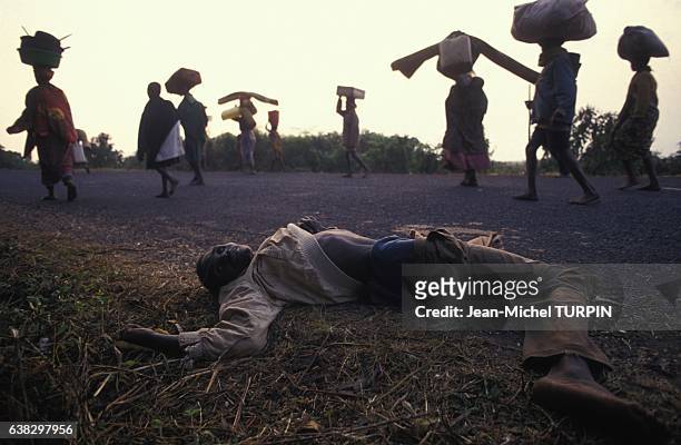 Image contains graphic content.) Un cadavre allongé sur le bord d'une route le 24 juillet 1994 à Goma, en République démocratique du Congo.