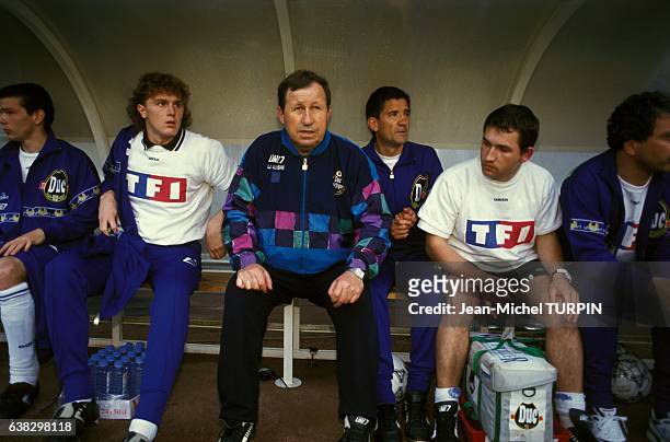 Guy Roux, l'entraîneur de l'AJ Auxerre, sur le banc de touche lors de la finale de la Coupe de France qui oppose son équipe à celle de Montpellier le...