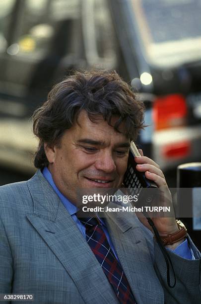 Bernard Tapie, candidat aux élections européennes au telephone, le 11 juin 1994, à Marseille, France.