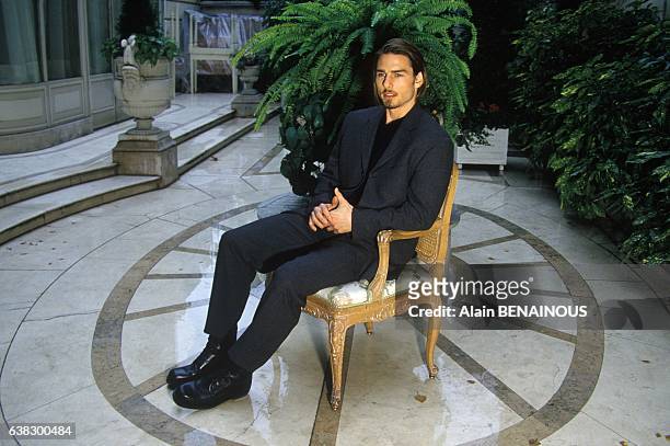 Actor Tom Cruise presents his new movie 'Interview with the Vampire' directed by Neil Jordan, in Paris, France, on December 16, 1994.