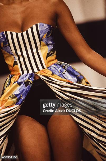 Un mannequin porte une robe fendue sur une culotte noire lors du défilé Popy Moreni Printemps/Eté le 14 octobre 1995 à Paris, France.