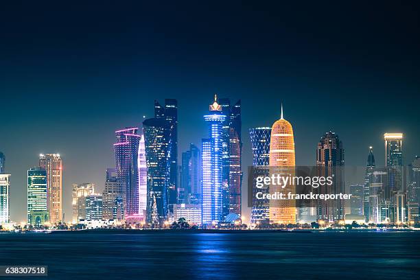 horizonte de doha - day for night 2017 fotografías e imágenes de stock