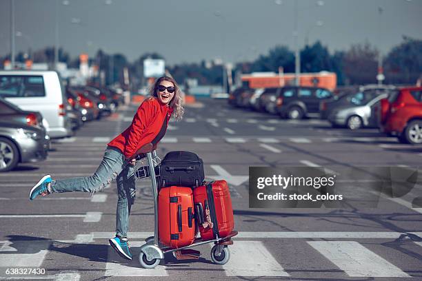 vacaciones, viajes, felicidad - carrito-para-equipaje fotografías e imágenes de stock