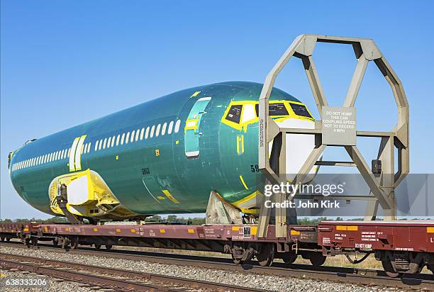 cu boeing 737 aircraft fuselage #5953 on bnsf train - fuselage stock pictures, royalty-free photos & images