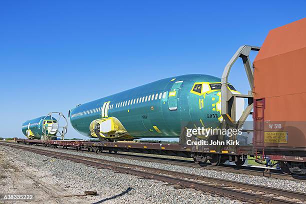 two boeing 737 aircraft fuselages on bnsf train - romp onderdeel van voertuig stockfoto's en -beelden