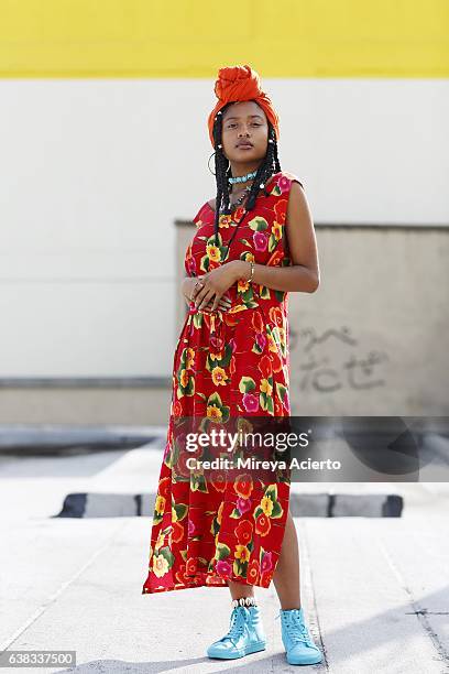 hip, young african american model wearing summer dress - floral pattern dress stock-fotos und bilder