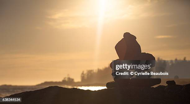 sunset on the beach in ucluelet - inukshuk stock pictures, royalty-free photos & images