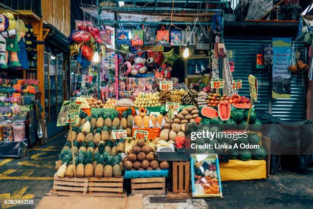 two females shopping together in market - fruit exotique photos et images de collection