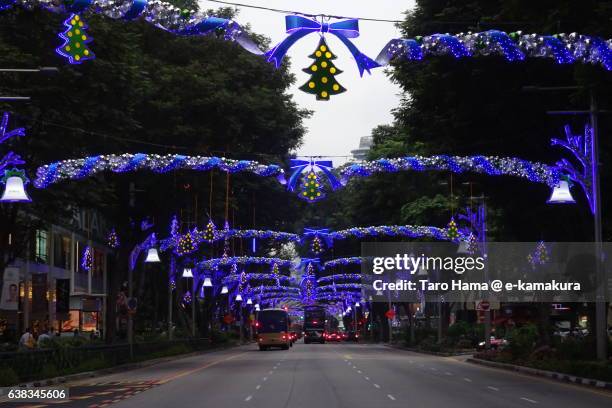 illumination arch on singapore orchard street before christmas - orchard road stock-fotos und bilder