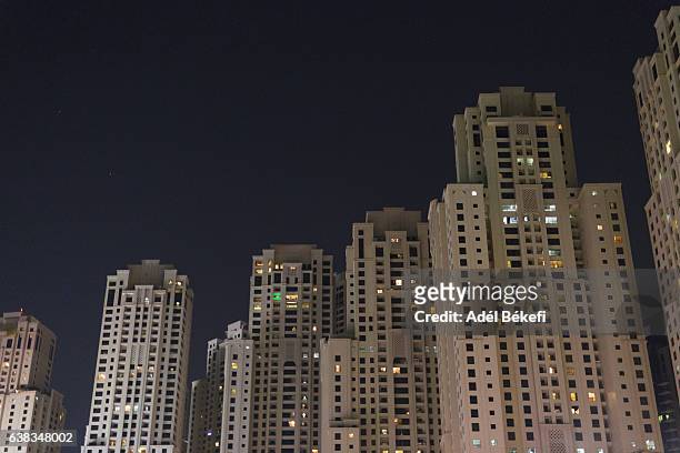 towering residential buildings  views at jumeirah beach at night - jumeirah beach stock pictures, royalty-free photos & images