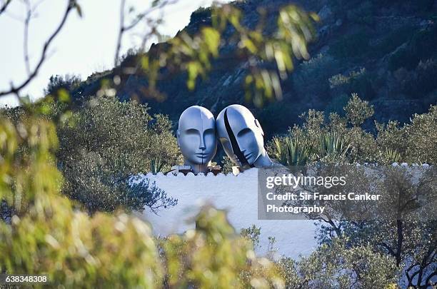 two ceramic masks by artist salvador dali stand next to each outside dali's local museum in cadaques, catalonia, spain - portlligat photos et images de collection
