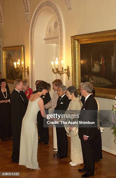 Finland President Tarja Halonen, Emperor Akihito, Empress Michiko and Halone's husband Pentti Arajarvi welcome guests prior to the state dinner at...