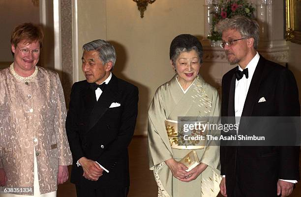 Finland President Tarja Halonen, Emperor Akihito, Empress Michiko and Halone's husband Pentti Arajarvi welcome guests prior to the state dinner at...