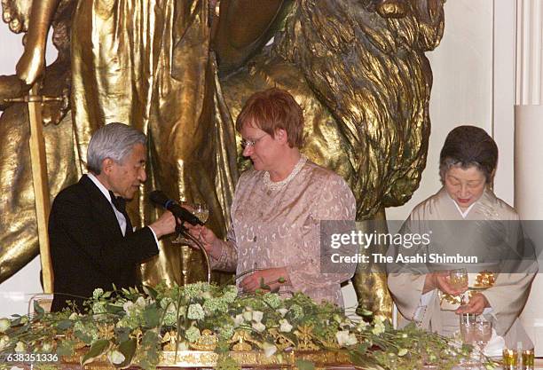 Emperor Akihito of Japan and Finland President Tarja Halonen toast glasses during the state dinner at President's Palace on May 26, 2000 in Helsinki,...