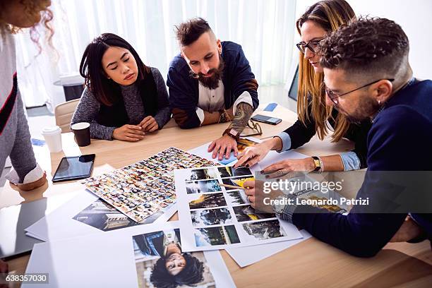 de nouveaux visages pour faire la publicité de notre tout nouveau produit - ai da photos et images de collection