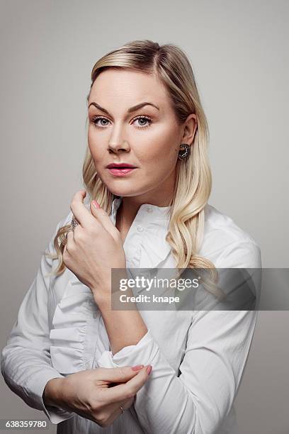 mujer de negocios arremangadura - sleeve fotografías e imágenes de stock