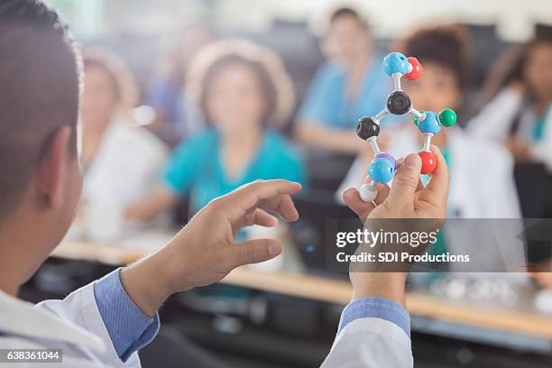 profesor masculino de la escuela de medicina enseña a los estudiantes sobre la estructura molecular - male professor with students fotografías e imágenes de stock