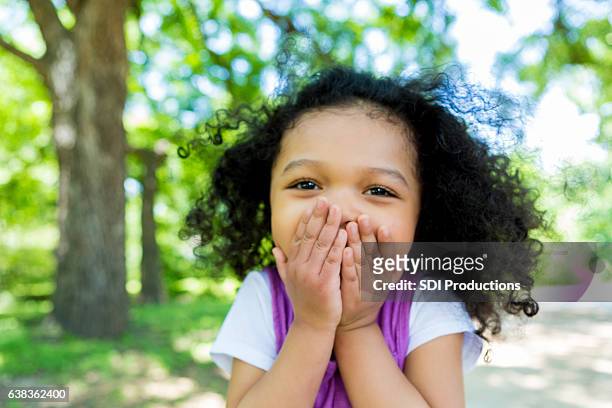 entzückende gemischte rasse mädchen im park - cute girl toddler stock-fotos und bilder