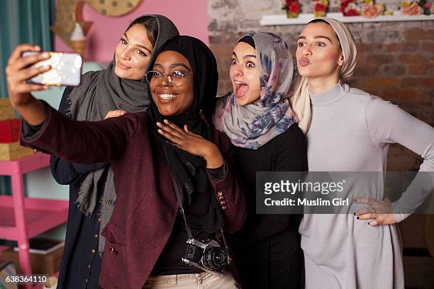 #muslimgirls selfie - vorderasiatische abstammung stock-fotos und bilder