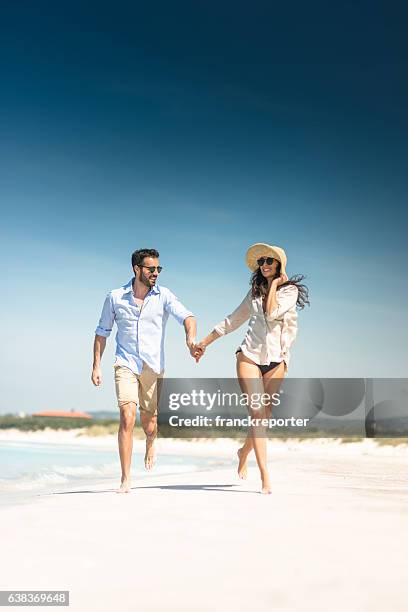 felicidade casal à beira-mar - couple and beach imagens e fotografias de stock