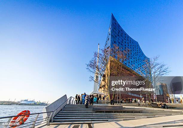 río y elbphilharmonie al atardecer en hamburgo - lichtquelle fotografías e imágenes de stock