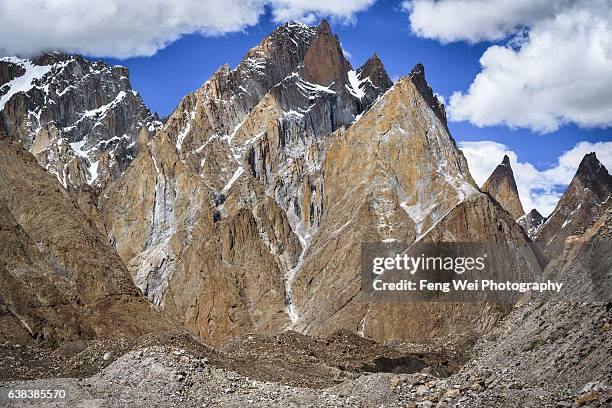 cathedral peak, paiju to khoburtse, k2 base camp trek, central karakoram national park, gilgit-baltistan, pakistan - cathedral imagens e fotografias de stock