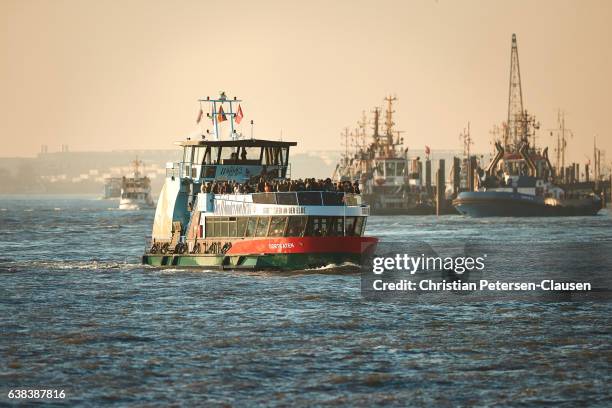 passenger ferry and tug boats in hamburg harbor - fähre stock-fotos und bilder