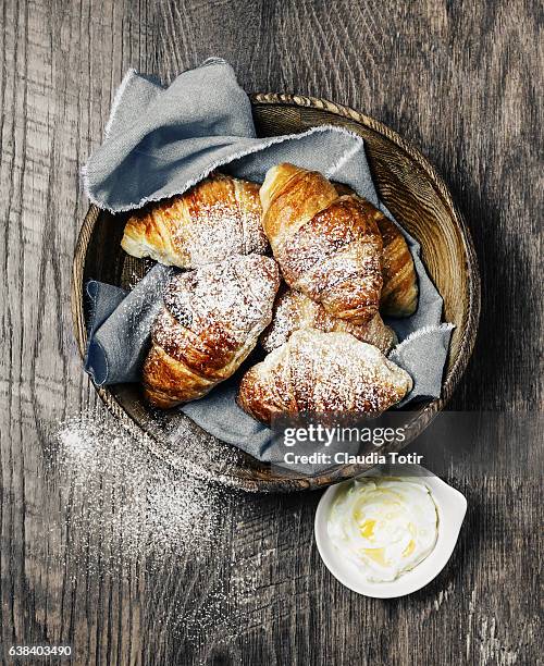 fresh croissants - torchon photos et images de collection