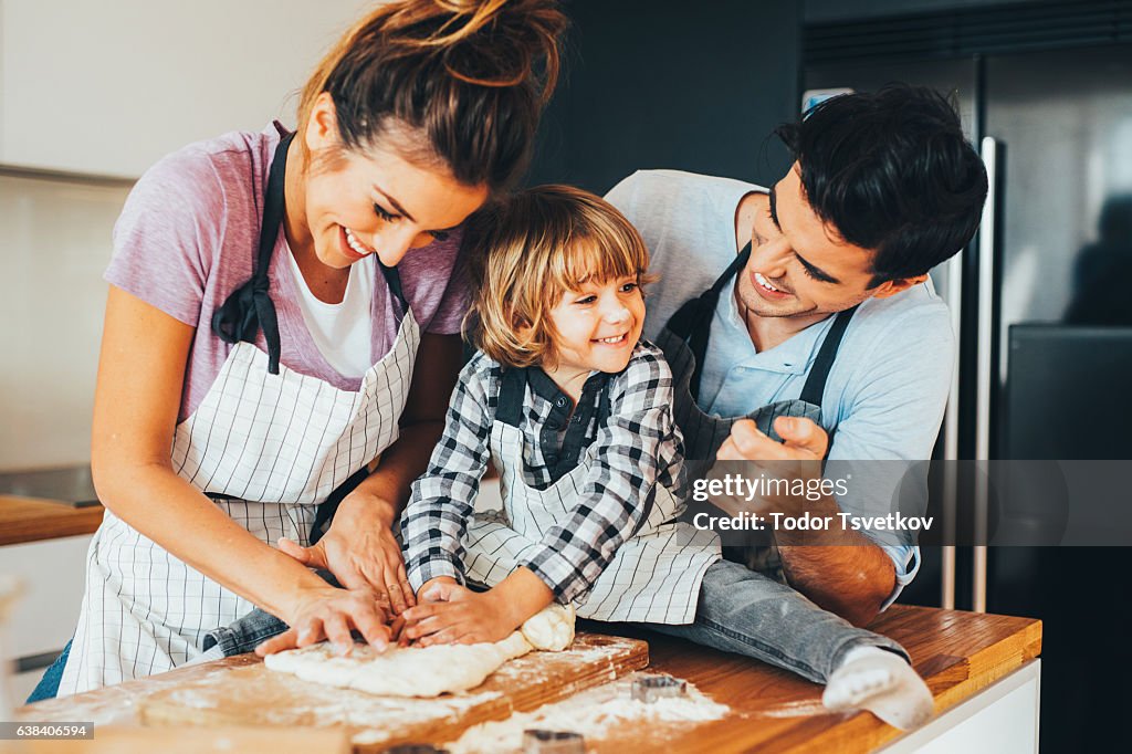 Familia hacen galletas en la cocina