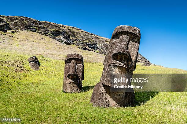 statue dell'isola di pasqua rano raraku moais rapa nui - luogo d'interesse internazionale foto e immagini stock