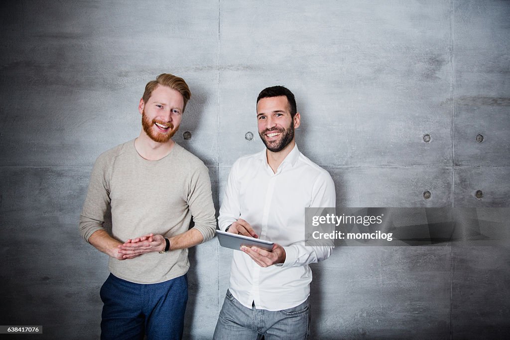 Freunde diskutieren und schauen in die Kamera