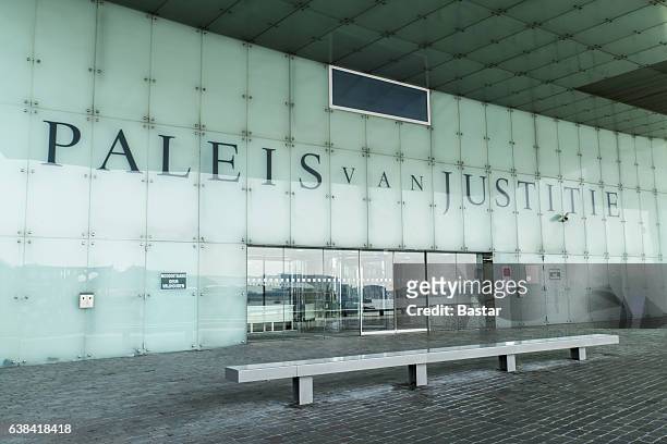 courthouse in amsterdam - gerechtsgebouw stockfoto's en -beelden