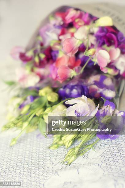 bouquet of fresh sweet pea flowers - huntington beach market foto e immagini stock