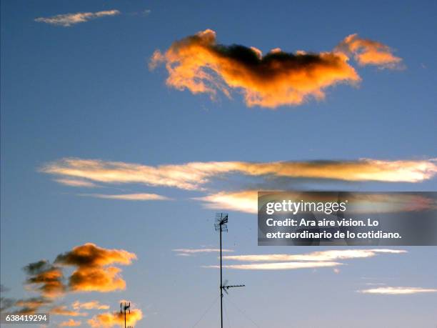 sky with clouds at sunset - cielo dramático stock-fotos und bilder