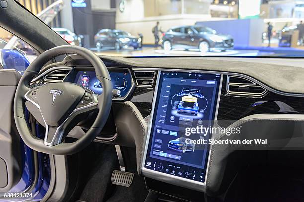tesla model x 90d elektrische luxus high-tech-interieur - auto innenraum stock-fotos und bilder