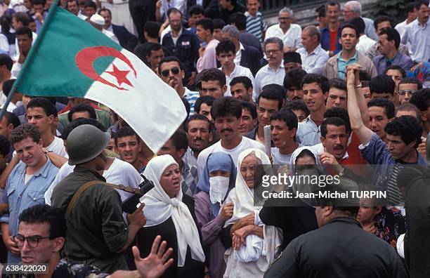 Foule assistant aux obsèques de Mohamed Boudiaf, chef de l'Etat algérien le 1er juillet 1992 à Alger, Algérie.