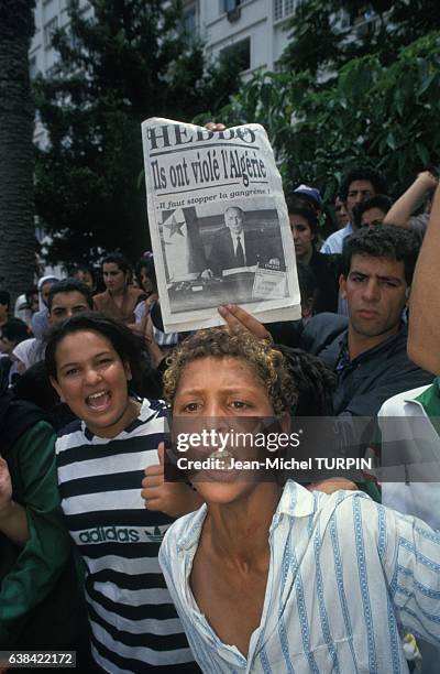 Jeunes gens dans la foule assistant aux obsèques de Mohamed Boudiaf, chef de l'Etat algérien le 1er juillet 1992 à Alger, Algérie.