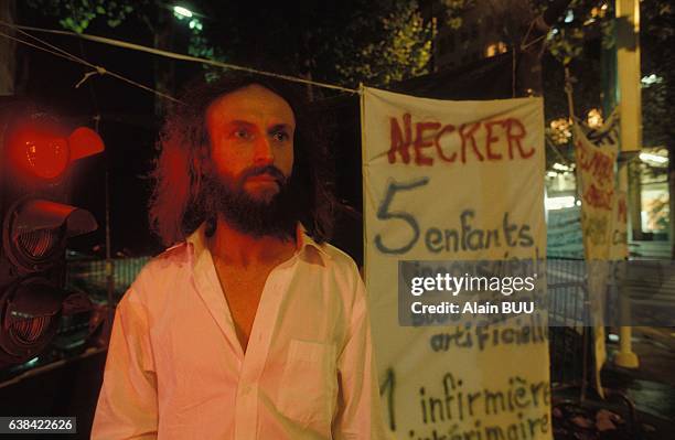 Eric Rabette, de la coordination nationale, campe devant le ministère de la Santé lors des manifestations des infirmières le 4 octobre 1992 à Paris,...