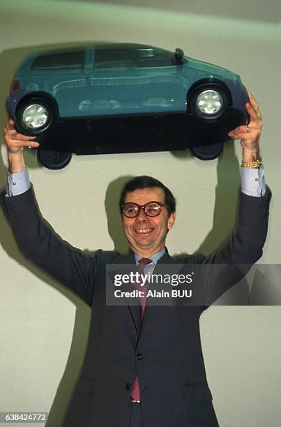 Louis Scwheitzer, PDG de Renault, soulève la maquette de la Twingo au-dessus de sa tête le 11 mars 1993 à Paris, France.