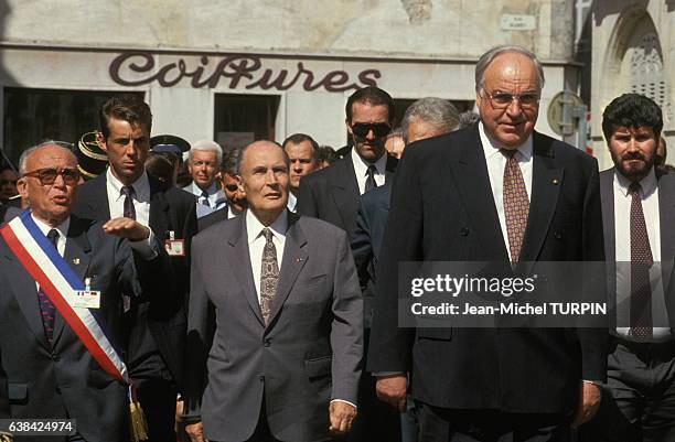 Le président François Mitterrand et le chancelier allemand Helmut Kohl lors du sommet franco-allemand le 1er mai 1993 à Beaune, France.