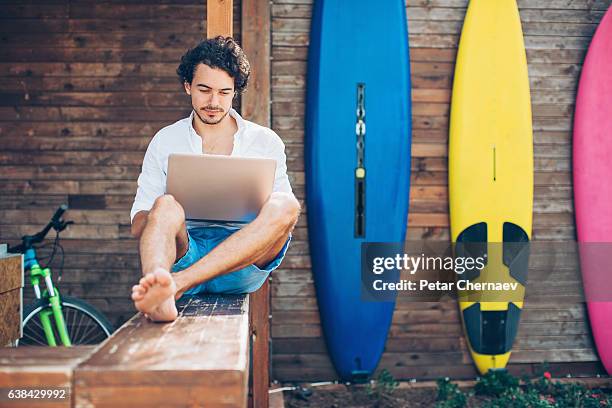 tecnología y deportes acuáticos - surfing the net fotografías e imágenes de stock