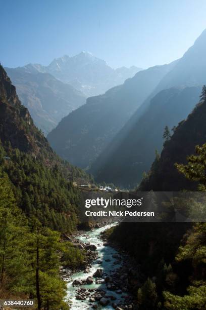 dudh kosi river on mount everest trek - dudh kosi river stock pictures, royalty-free photos & images