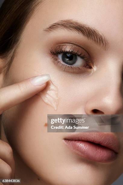 close-up beauty care - kosmetische behandlung imagens e fotografias de stock